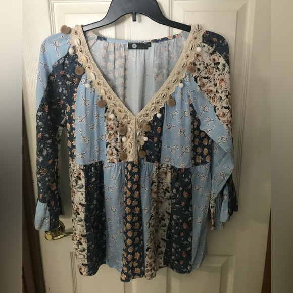 Seashell & Pom Pom Italian Top - Picture 7 of 9